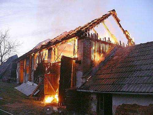 Požár hospodářského stavení v Kostelci. 