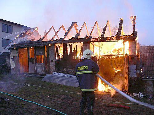 Požár hospodářského stavení v Kostelci. 