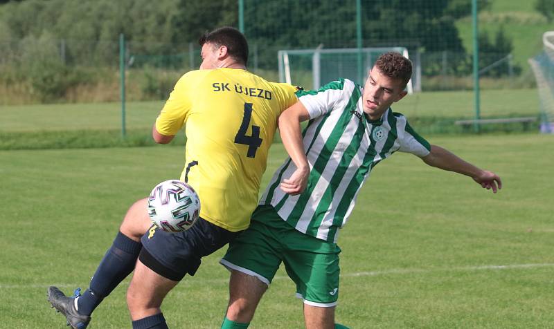 Fotbalisté Újezdu (ve žlutých dresech) zdolali Vysoké Pole 4:2 a před letní pauzou zůstali v čele Ligy4.