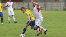 Fotbalisté Luhačovic (ve žlutých dresech) zvítězili na hřišti Sokola Veselá 4:3.