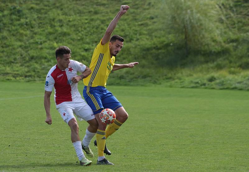 Fotbalisté Zlína B (ve žlutých dresech) prohráli v 9. kole MSFL s Hanáckou Slavií Kroměříž 1:2.