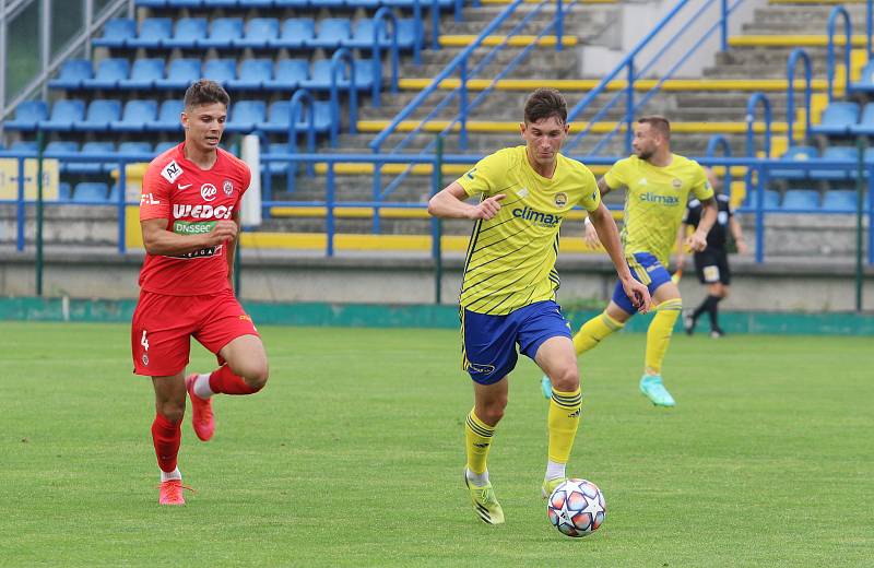 Fotbalisté Zlína (žluté dresy) v posledním přípravném zápase jen remizovali s brněnskou Zbrojovkou 1:1.