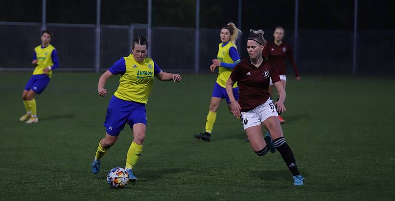 Fotbalistky Zlína (žluté dresy) v posledním podzimním zápase druhé ligy žen prohrály na Vršavě se Spartou Praha B 1:4 a přezimují poslední.