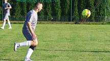 Fotbalisté Kudlova (šedé dresy) v nedělním derby podlehli Provodovu 1:2.