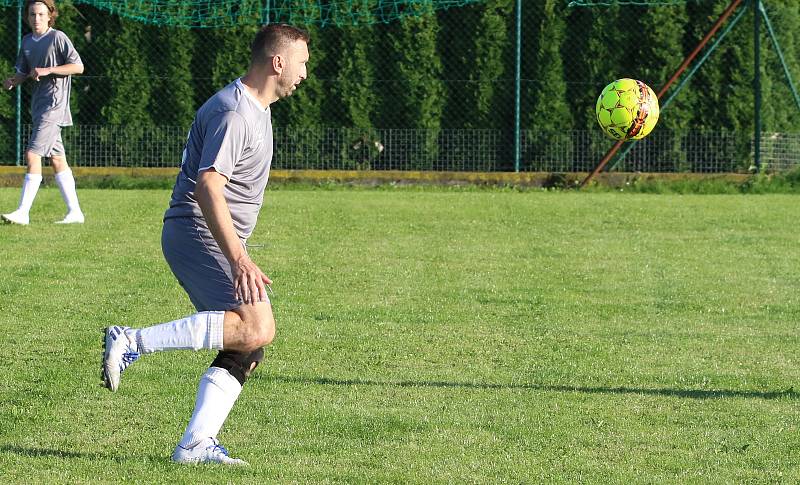 Fotbalisté Kudlova (šedé dresy) v nedělním derby podlehli Provodovu 1:2.