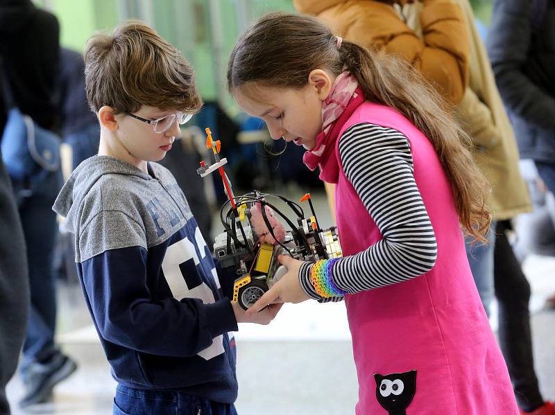 Soutěž malých robotů RoboGames na UTB ve Zlíně.