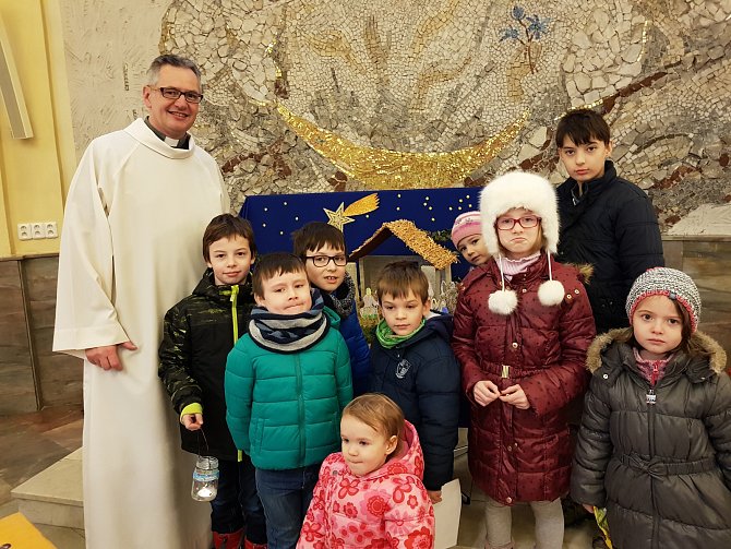 Děti na sváteční mši v kostele svatého Filipa a Jakuba ve Zlíně s tamním farářem Kamile Obrem.
