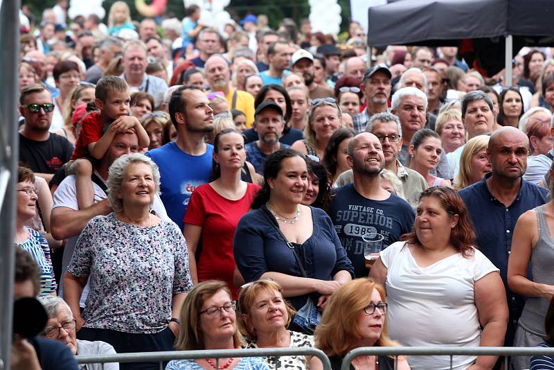 ZLÍN ŽIJE: Velkolepý třídenní festivalPáteční koncert skupiny Fleret u zámku.