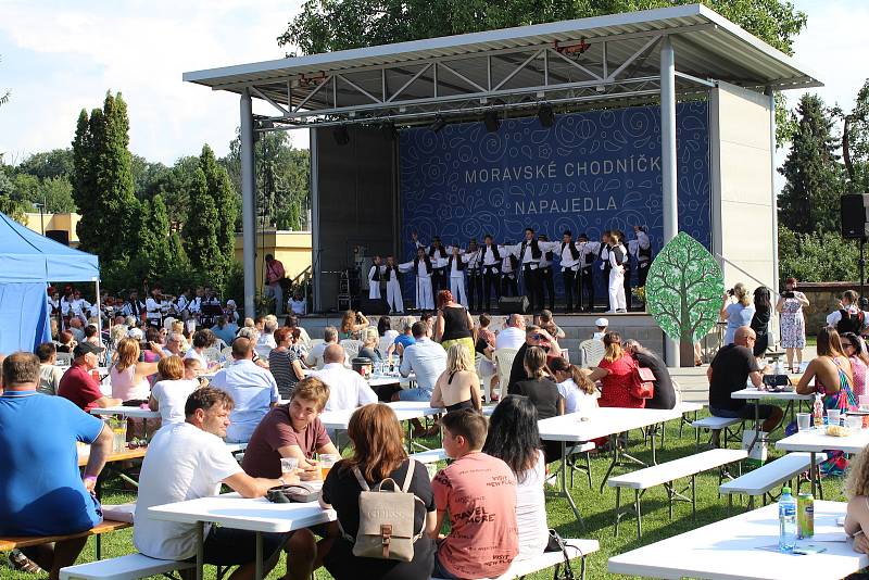 Moravské chodníčky se každoročně konají v Napajedlích. Jde o tradiční setkání folklórních souborů ze Slovácka, Valašska a Hané. Letos se sešli už po jednadvacáté.