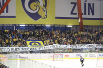 Hokejisté Zlína (žluté dresy) v závěrečném kole Tipsport extraligy vyzvali Pardubice.