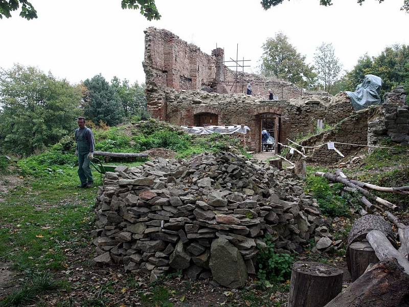Dobrovolníci opravují Janův hrad u Vizovic.