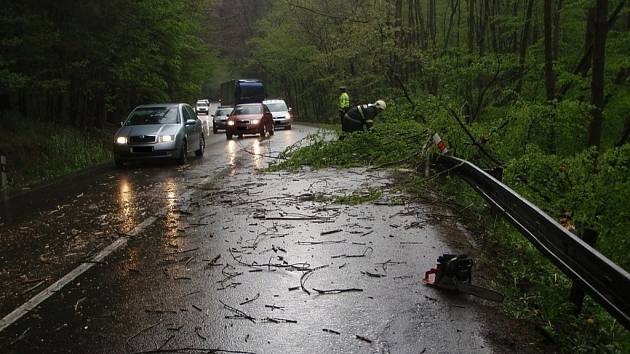Vyvrácené stromy ve středu odpoledne komplikovaly provoz na silnici mezi obcemi Horní Lhota a Zádveřice. 