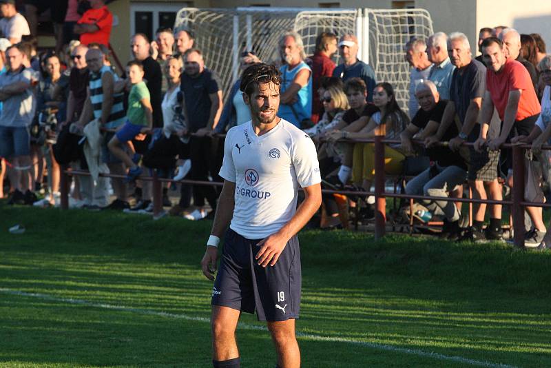 Derby fotbalistů Uherského Brodu (červené dresy) s béčkem Slovácka skončilo ve třetí lize bez branek.