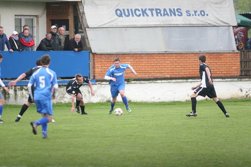 Zápas fotbalové I. B třídy mezi Lužkovicemi (v černém) a Veselou ovládli domácí 2:0.