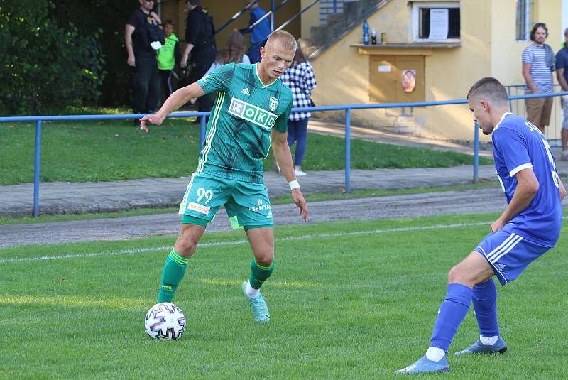 Fotbalisté Slavičína (v modrém) ve 2. kole MOL Cupu ve středu odpoledne před svými fanoušky podlehli prvoligové Karviné 1:5. Foto: Deník/Jan Zahnaš