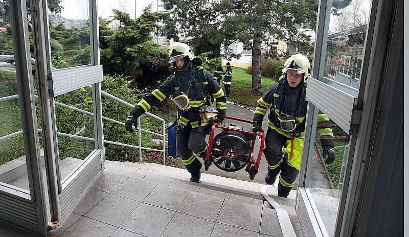 Takřka devadesát studentů Střední zdravotnické školy ve Zlíně bylo ve středu 14.dubna nutné evakuovat z budovy internátu. Naštěstí nešlo o skutečné neštěstí, ale o cvičení.