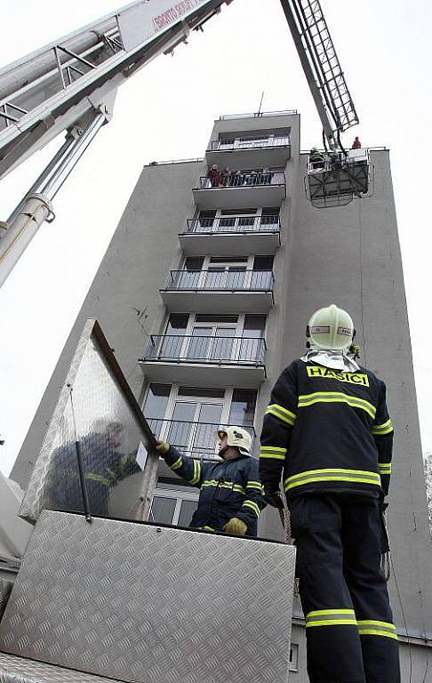 Takřka devadesát studentů Střední zdravotnické školy ve Zlíně bylo ve středu 14.dubna nutné evakuovat z budovy internátu. Naštěstí nešlo o skutečné neštěstí, ale o cvičení.