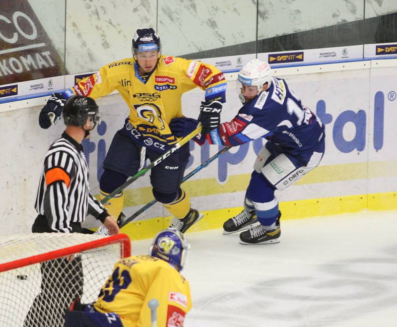 Extraligoví hokejisté PSG Berani Zlín (ve žlutém) v přípravném duelu hostili rivala Kometu Brno.