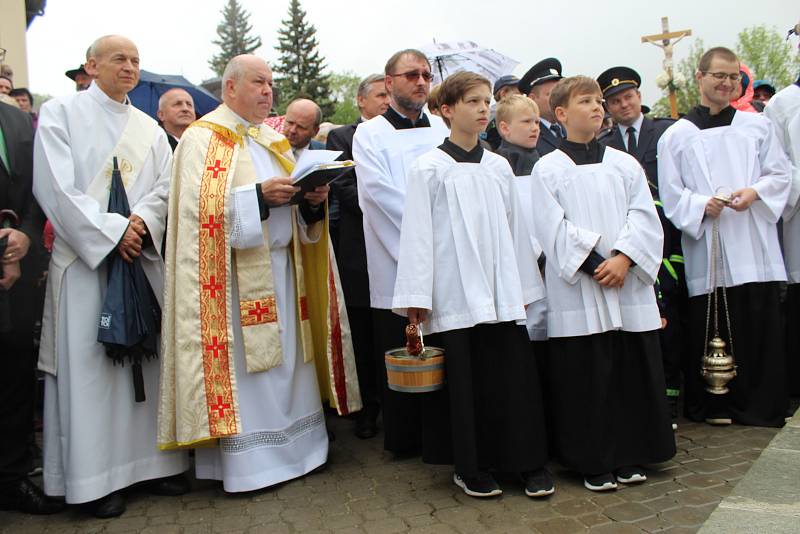 Žehnání pramenům. „Jde o děkovnou modlitbu, že v tomto kraji, našem městě i farnosti jsou léčivé prameny,“ vysvětlil farář Hubert Wojcik.