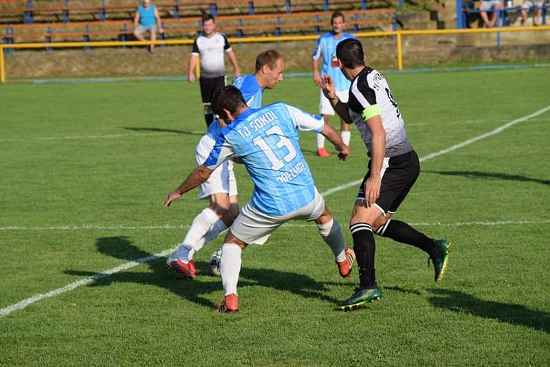 Fotbalisté Ořechova (v modrých dresech) v prvním mistrovském zápase porazili nováčka z Topolné 3:1.