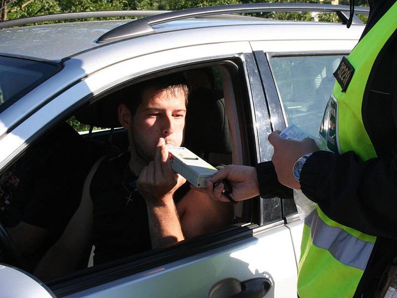 Zlínská policie kontrolovala v pondělí ráno řidiče odjíždějící z rockového festivalu Masters Of Rock.