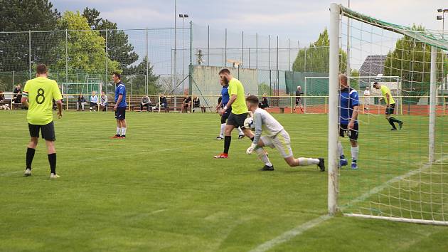 Fotbalisté Mladcové (světlé dresy) v semifinále KFS prohráli s Kateřinicemi 1:3.