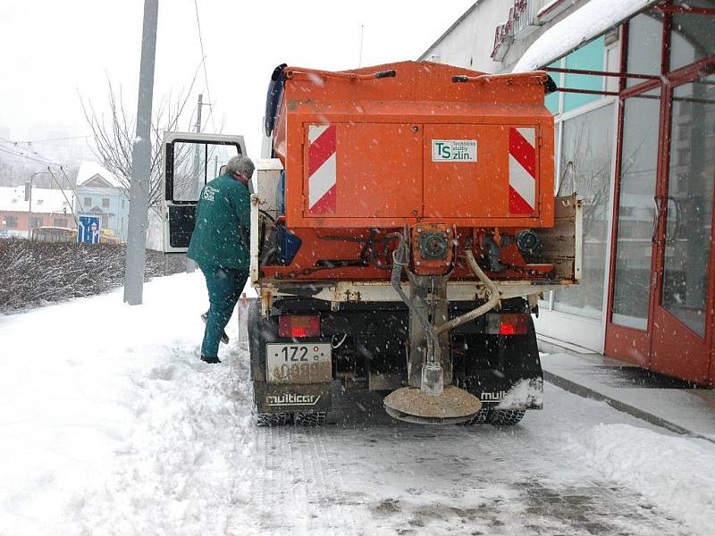 Husté sněžení koplikovalo ve středu 3. února dopravu ve Zlíně.