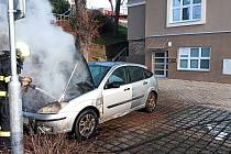 Požár osobního automobilu na parkovišti v Uherském Brodě