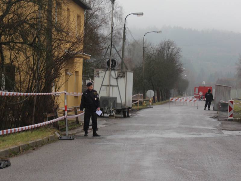 300 vojáků a policistů střeží a čistí Vrbětickou bezpečnostní zónu