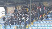 Fotbalisté Zlína (žluté dresy) ve 22. kole první ligy porazili Slovácko 1:0. Regionální derby rozhodl v 82. minutě obránce Martin Cedidla.