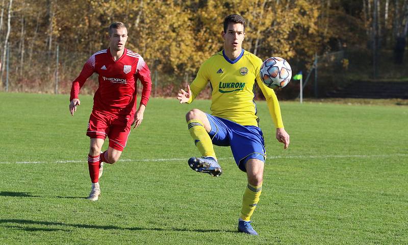 Fotbalisté Zlína B (žluté dresy) v 15. kole MSFL remizovali na Vršavě s Uničovem 1:1. Foto: Jan Zahnaš