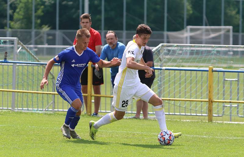 Fotbalisté Zlína (bílé dresy) v úvodním letním přípravném zápase přehráli třetiligový Uničov 5:1.