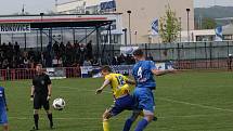 Sobotní třetiligové derby mezi Viktorií Otrokovice (modré dresy) a béčkem Fastavu Zlín skončilo výhrou domácího celku 2:0.