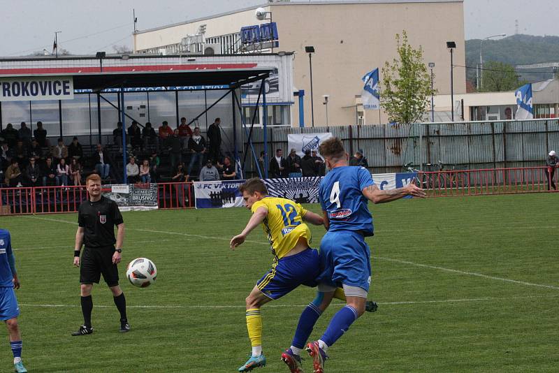 Sobotní třetiligové derby mezi Viktorií Otrokovice (modré dresy) a béčkem Fastavu Zlín skončilo výhrou domácího celku 2:0.