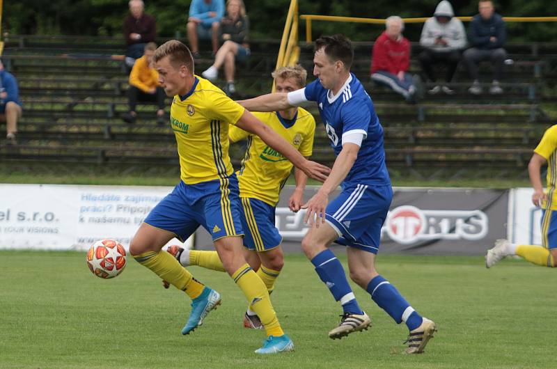 Fotbalisté Slavičína (v modrých dresech) na úvod přípravy zvítězili na Vršavě se Zlínem B 2:1