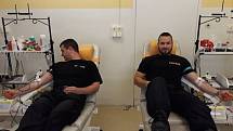 Čtrnáct policistů z pohotovostního a eskortního oddělení hromadně darovalo krev v hematologicko-transfuzní stanici Krajské nemocnice T. Bati ve Zlíně