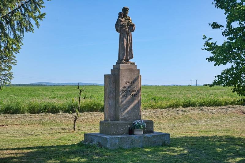 Cyklostezka podél Baťova kanálu.