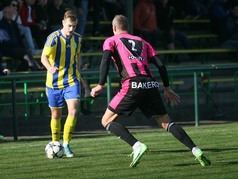 Ve šlágru 10. kola fotbalového krajského přeboru remizovala Napajedla (v červeném) s Baťovem 2:2, když domácí dokázali smazat dvoubrankové manko.