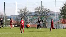 Fotbalisté Mladcové (červené dresy) v šlágru víkendu I.B. třídy skupiny B porazili Lužkovice 4:0.