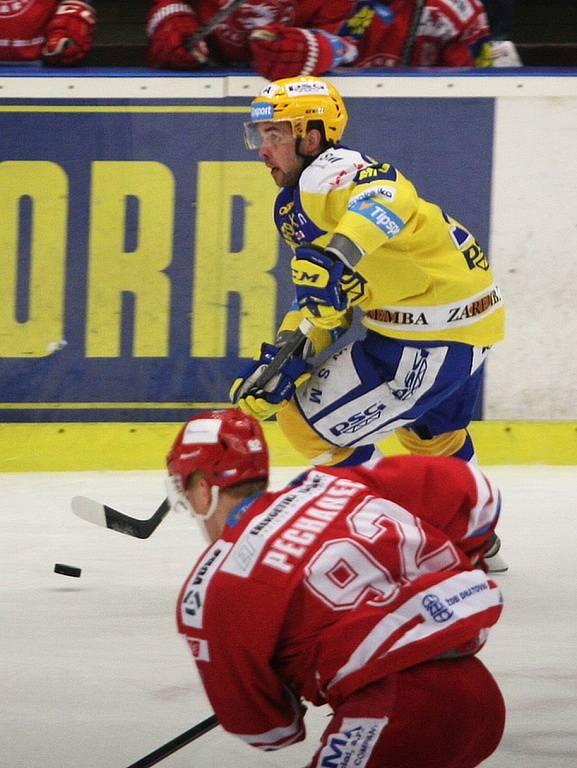 Extraligoví hokejisté Zlína (ve žlutém) v rámci 5. rozhodujícího zápasu předkola play-off v neděli 13. března hostili Oceláře Třinec.