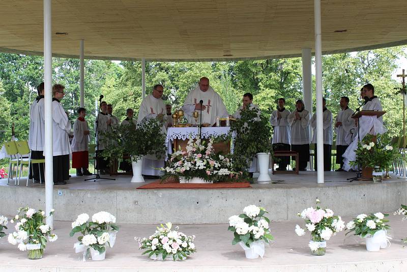 V neděli 18. června 2017 zaplnili park Komenského ve Zlíně věřící ze zlínské farnosti sv. Filipa a Jakuba, aby oslavili významný svátek, tzv. Boží Tělo. Slavnostní mše svatá začala v 10 hodin dopoledne v parkovém altánku. Po ní následovalo požehnání celém