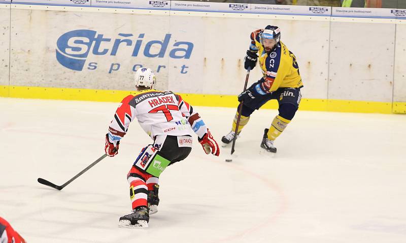 Hokejisté Zlína (žluté dresy) v závěrečném kole Tipsport extraligy vyzvali Pardubice.