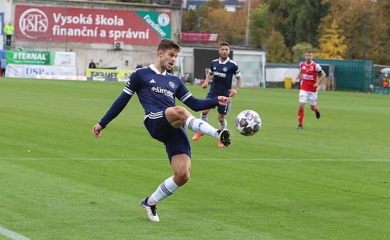 Fotbalisté Zlína (tmavé dresy) se ve 12. kole FORTUNA:LIGY představili v Ďolíčku, kde se postavili Pardubicím.