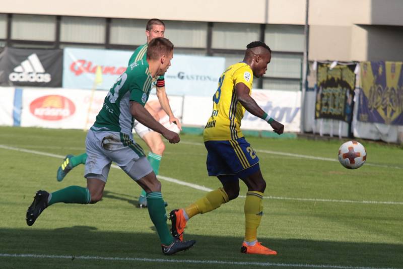 Fotbalisté Zlína (ve žlutých dresech) ztratili s Bohemians 1905 dobře rozehraný zápas a nakonec doma pouze remizovali 1:1.