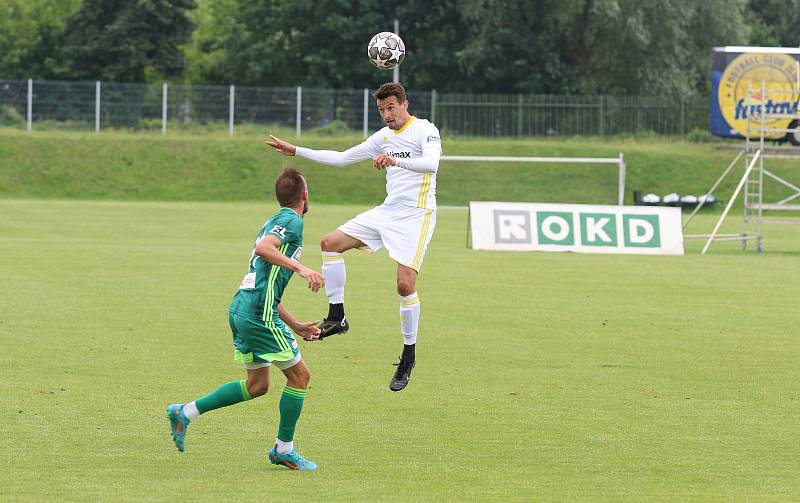 Fotbalisté Zlína (bílé dresy) v sobotním přípravném zápase zdolali domácí Karvinou 2:0.