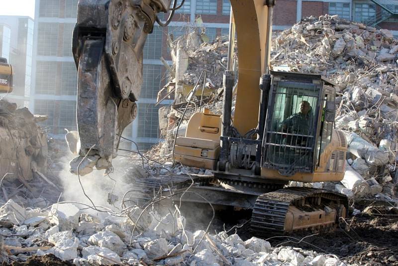 Demolice budovy č. 24 v bývalém továrním areálu Svit ve Zlíně.