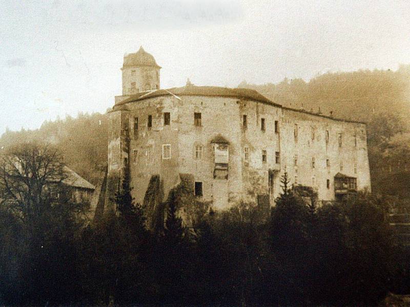 Výstava Hrad Malenovice v Muzeu jihovýchodní Moravy ve Zlíně. Hrad Malenovice a sirnaté koupele.Lázně postaveny pod hradem u horního pramene sirnatých léčivých vod 1910.