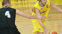 Basketbalisté Zlína (ve žlutém) porazili v pátém kole béčko Opavy a v nové sezoně jsou v první lize stále neporažení