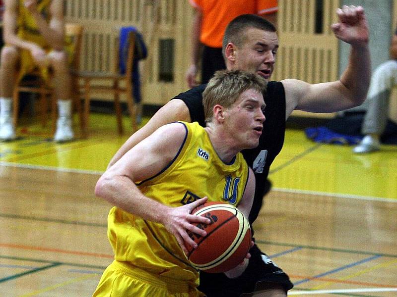 Basketbalisté Zlína (ve žlutém) porazili v pátém kole béčko Opavy a v nové sezoně jsou v první lize stále neporažení