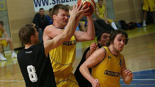 Basketbalisté Zlína (ve žlutém)